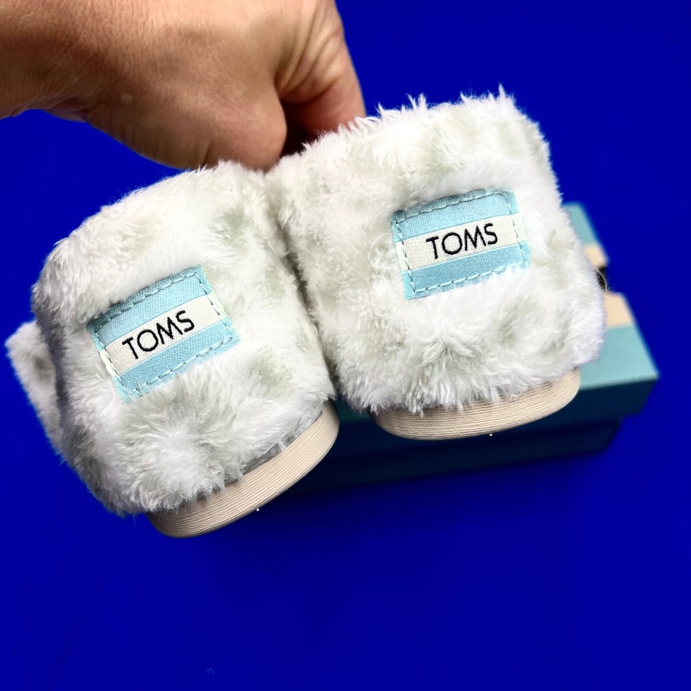 🚫🚫SOLD!🚫🚫NIB/NWT🤩 |•TOMS•| Alpargata White Snow Leopard Fleece/Faux Fur 8.5 - Picture 3 of 11